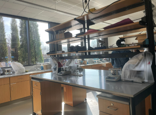 A picture of the Academies lab, similar to the labs used by Neuralink. 
